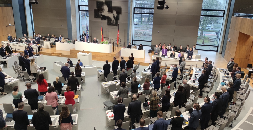 Blick in den Plenarsaal des Niedersächsischen Landtages während der Abstimmung