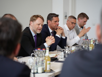 Minister Heere spricht vor den Vertretern der Betriebsräte. Olaf Lies sieht nachdenklich neben ihm