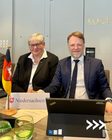 Staatssekretärin Sabine Tegtmeyer-Dette und Finanzminister Gerad Heere zusammen am Konferenztisch am Platz von Niedersachsen.