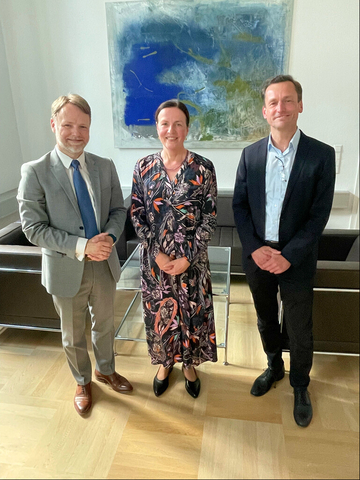 Finanzminister Gerald Heere (li) mit Frau Dr. Martina Oelkers und Dirk Balser (re)