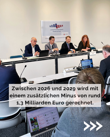 Finanzminister Heere spricht vor den Journalisten die Ergebnisse der Steuerschätzung "Zwischen 2026 und 2029 wird mit einem zusätzlichen Minus von rd. 1.3 Mrd. Euro gerechnet".