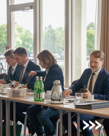CdS Frank Doods, Ministerpräsident Olaf Lies, Kultusministerin Julia Hamburg und Finanzminister Gerald Heere im Tagungsraum