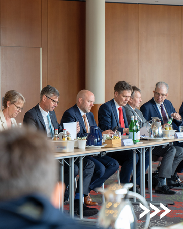 IHKN Hauptgeschäftsführerin Monika Scherf, Präs. IHK BS Tobias Hoffmann, Hauptgeschäftsführer IHK Braunschweig Dr. Florian Löbermann, Präs. Oldb. IHK Jan Müller, Hauptgeschäftsführer Oldb. IHK Dr. Torsten Slink und Präs. IHK LB-WOB Andreas Kir