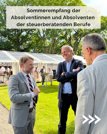 Finanzminister Gerald Heere im Gespräch beim Sommerfest der Steuerakademie
