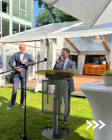 Finanzminister Gerald Heere am Rednerpult beim Sommerfest der Steuerakademie