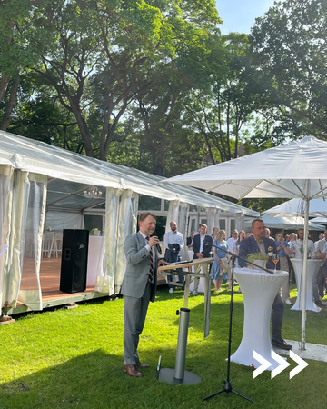 Finanzminister Gerald Heere im Gespräch beim Sommerfest der Steuerakademie