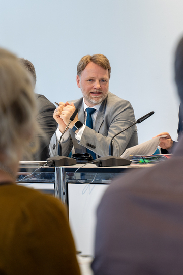 Finanzminister Gerald Heere stellt sich während der Landespressekonferenz den Journalistinnen und Journalisten.