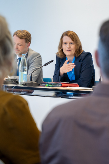 Vize-Ministerpräsidentin Julia Hamburg während der Landespressekonferenz im Gespräch mit den Journalisten. Neben ihr sitzt der Finanzminister Gerald Heere