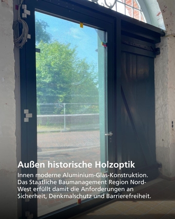 Jevertür Amtsgericht , außen historische Holzoptik, innen moderne Aluminium-Glas Konstruktion