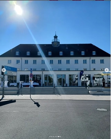 Straßenansicht des Gebäudes der Ostfalia Hochschule in voller Breite.