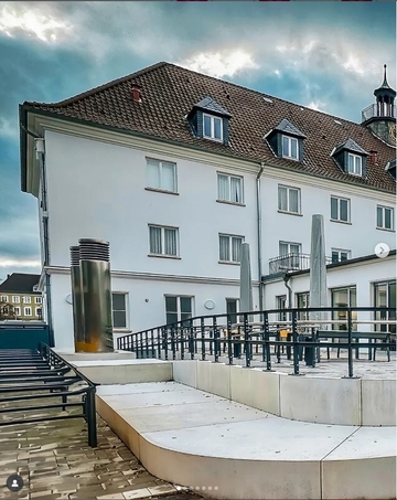 Das Gebäude der Ostfalia Hochschule seitlich gesehen mit Terrasse