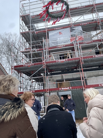 Minister Heere und Ministerin Behrends im Gespräche mit weiteren Teilnehmer vor dem Rohbau
