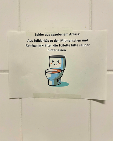 DIN A 4-Blatt mit einem WC als Comic und folgendem Text: Leider aus gegebenem Anlass: Aus Solidarität zu den Mitmenschen und Reinigungskräften die Toilette bitte sauber hinterlassen