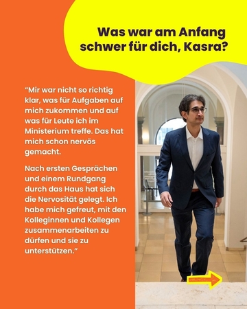 Kasra geht eine Treppe hoch. Was war am Anfang schwer für Dich? Er wäre nervös wegen der Menschen und Aufgaben gewesen. Nach ersten Gesprächen hat sich das aber gelegt und er freut sich über die Zusammenarbeit mit den Kolleginnen und Kollegen.