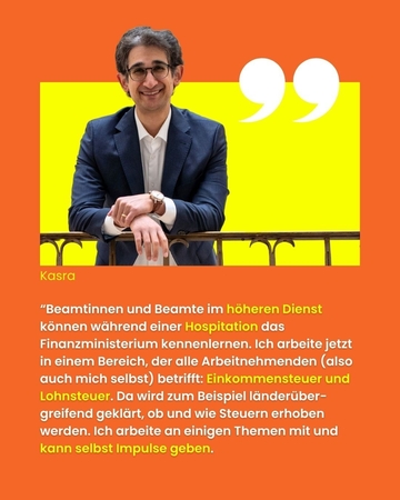 Kasra beugt sich über ein Geländer: "Beamtinnen und Beamte im höheren Dienst können während einer Hospitation das Finanzministerium kennenlernen. Er ist jetzt im Bereich Einkommen- und Lohnsteuer. Es wird länderübergreifend an Themen gearbeit