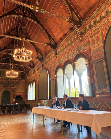 im großen historischen Saal sitzen von links nach rechts: Wissenschafts- und Kulturminister Mohrs, Oberbürgermeister Thorsten Kornblum und Finanzminister Heere. Sie sitzen an einem tisch und geben Interviews