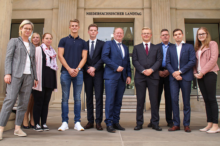 Gruppenbild mit Finanzminister Reinhold Hilbers und den besten Absolventinnen und Absolventen der Steuerakademie Niedersachsen