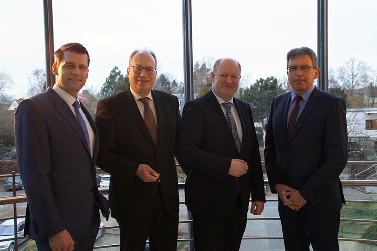 Gruppenbild vor der Glasfasade der Sparkasse Rotenburg Osterholz