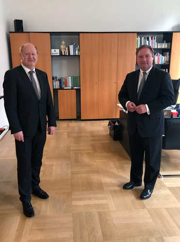 Finanzminister Reinhold Hilbers und Finanzminister Lutz Lienenkämper im Büro stehend