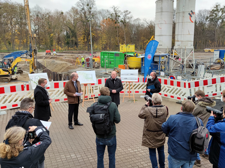 Gruppenbild vor einer Baugrube