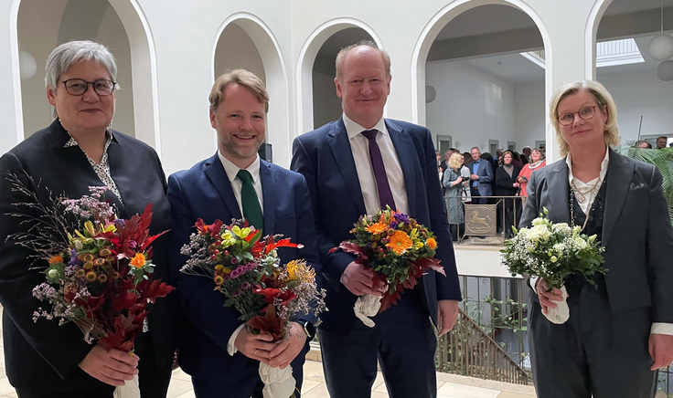 Gruppenbild im Lichthof des Finanzministeriums