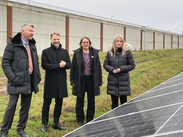 Gruppenaufnahme vor der PV-Anlage