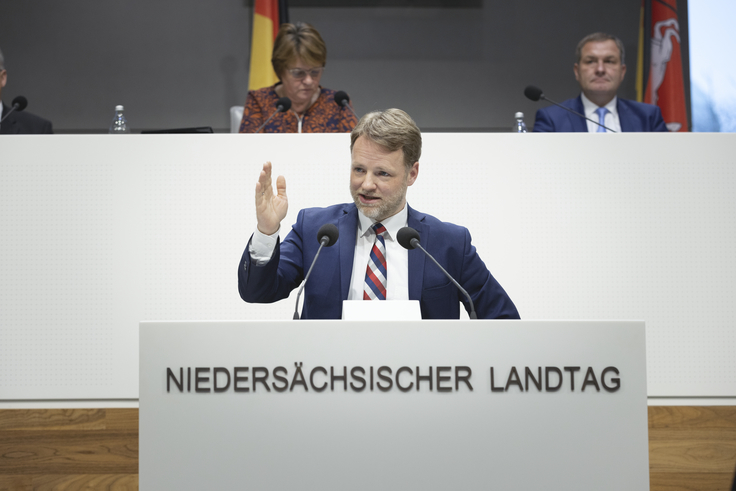 Minister Heere am Rednerpult im Niedersächsischen Landtag