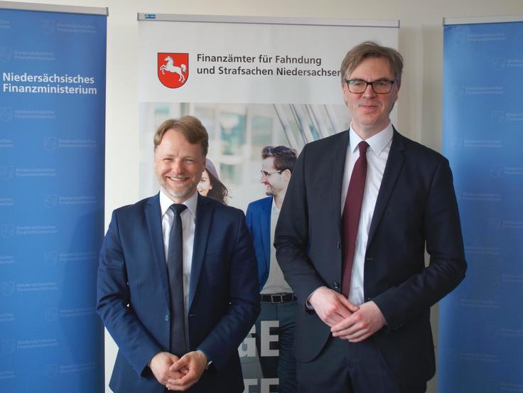 Finanzminister Heere (links) mit dem Vorsteher des Finanzamtes für Fahndung und Strafsachen Hannover, Jörg Sievers