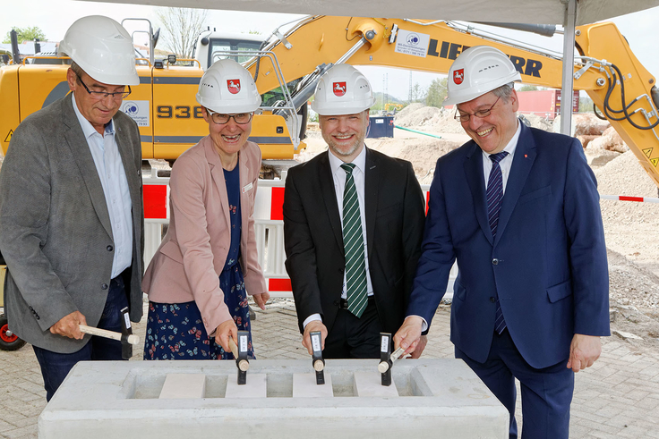 Von links nach rechts: Andreas Friedrichs (Bürgermeister der Gemeinde Friedland), Anett Janiszewski (stellv. Leiterin des Staatl. Baumanagements Südniedersachsen), Finanzminister Heere und Kulturstaatssekretär Schachtner