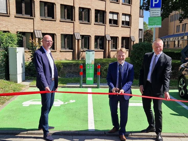 Von links: Thomas Hoppe, Stadtwerke Göttingen; Finanzminister Gerald Heere; Andreas Pohlmann, Leiter des Finanzamts Göttingen