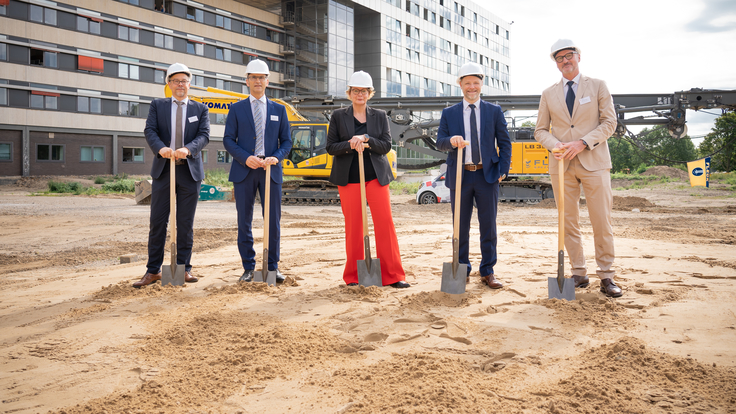 v.l.: Alexander Schaub, Leiter des Staatlichen Baumanagements Hannover, LKA-Präsident Friedo de Vries, Innenministerin Daniela Behrens, Finanzminister Gerald Heere und Michael Nusser, hauptverantwortlicher Architekt