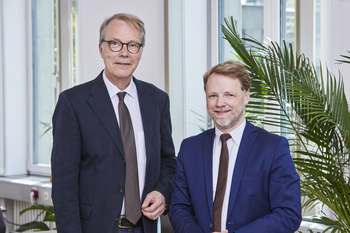 zu sehen sind Professor Dr. Stefan Korioth und Gerald Heere, Nds. Finanzminister