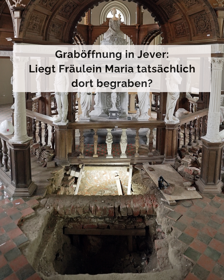 geöffnetes Grab an der Stadtkirche Jever. Text im Bild: liegt Fräulein Maria tatsächlich dort begraben?