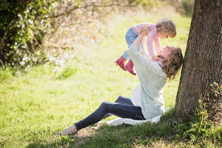 Mutter spielt mit Kind im Park