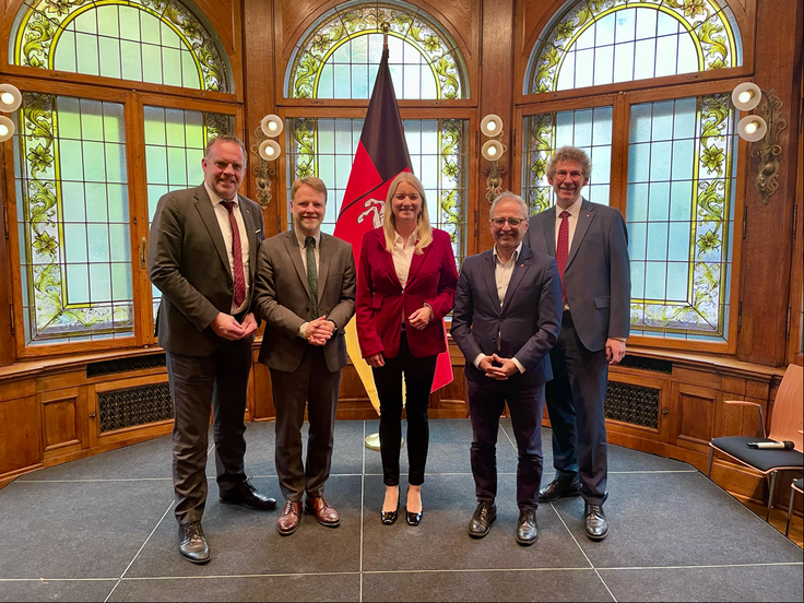 (von links) Alexander Zimbehl (1. Landesvorsitzender des dbb Niedersachsen), Finanzminister Gerald Heere, Justizministerin Dr. Kathrin Wahlmann, Dr. Mehrdad Payandeh (Vorsitzender des DGB Niedersachsen), Chef der Staatskanzlei, Frank Doods