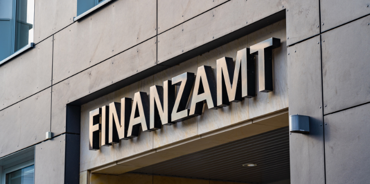 Die Aufschrift "Finanzamt" über einer Tür an einer Häuserwand