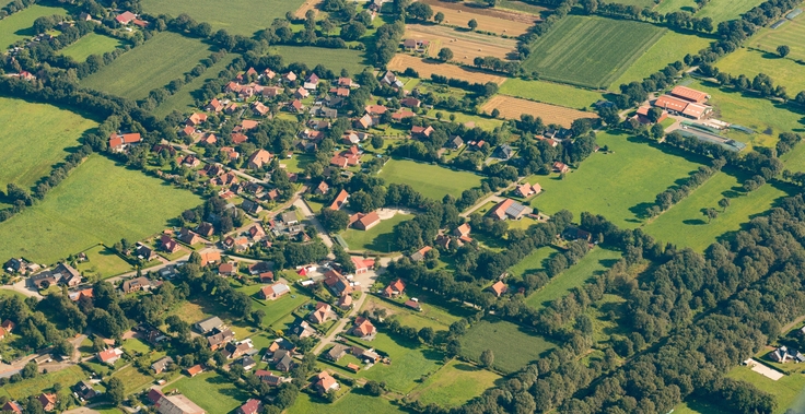 Blick auf ein Dorf von oben