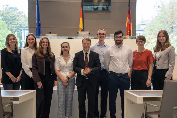 Gruppenbild im Plenarsaal des Niedersächsischen Landtages