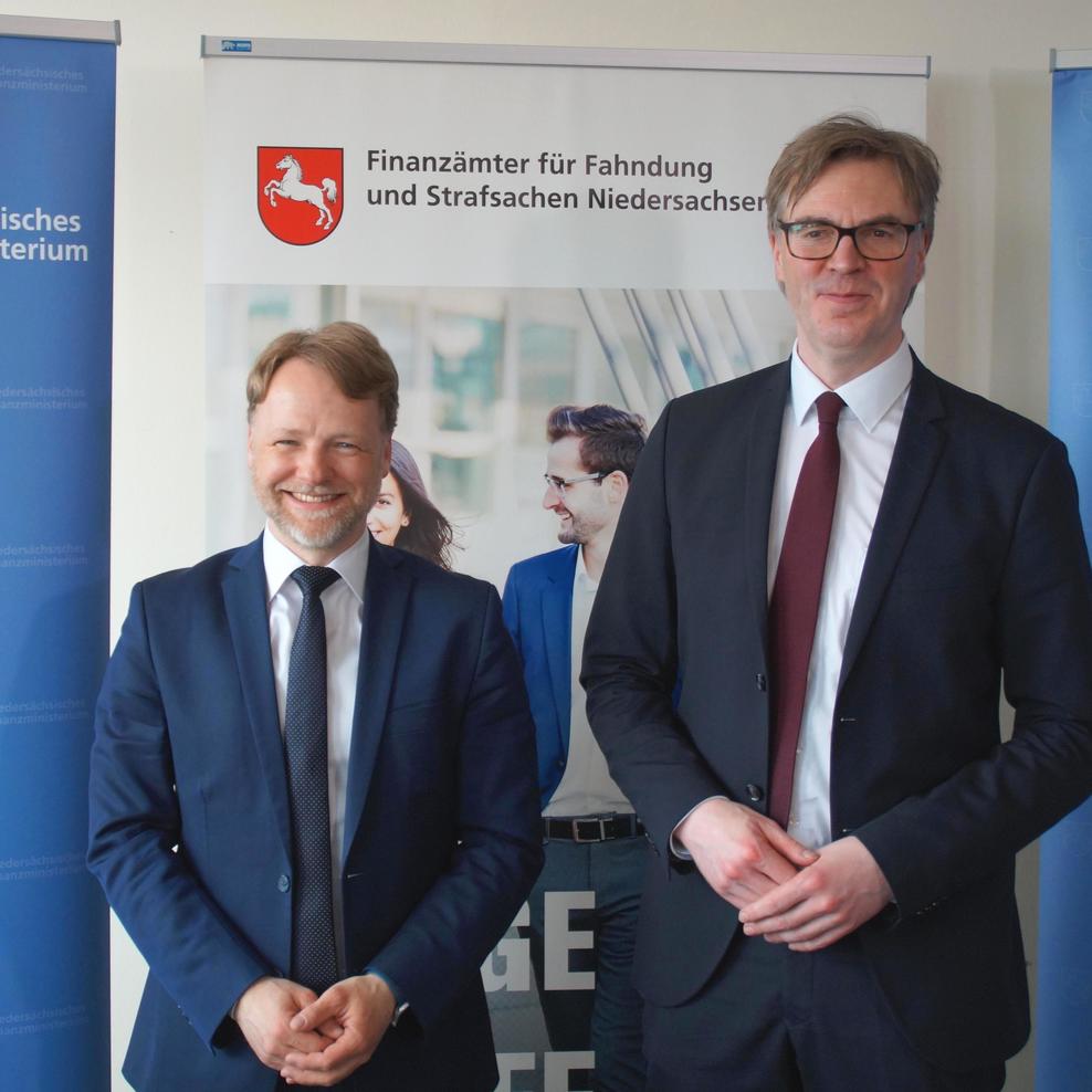Finanzminister Heere (links) mit dem Vorsteher des Finanzamtes für Fahndung und Strafsachen Hannover, Jörg Sievers