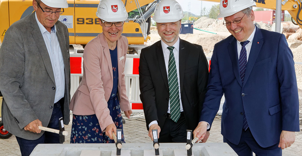 Von links nach rechts: Andreas Friedrichs (Bürgermeister der Gemeinde Friedland), Anett Janiszewski (stellv. Leiterin des Staatl. Baumanagements Südniedersachsen), Finanzminister Heere und Kulturstaatssekretär Schachtner