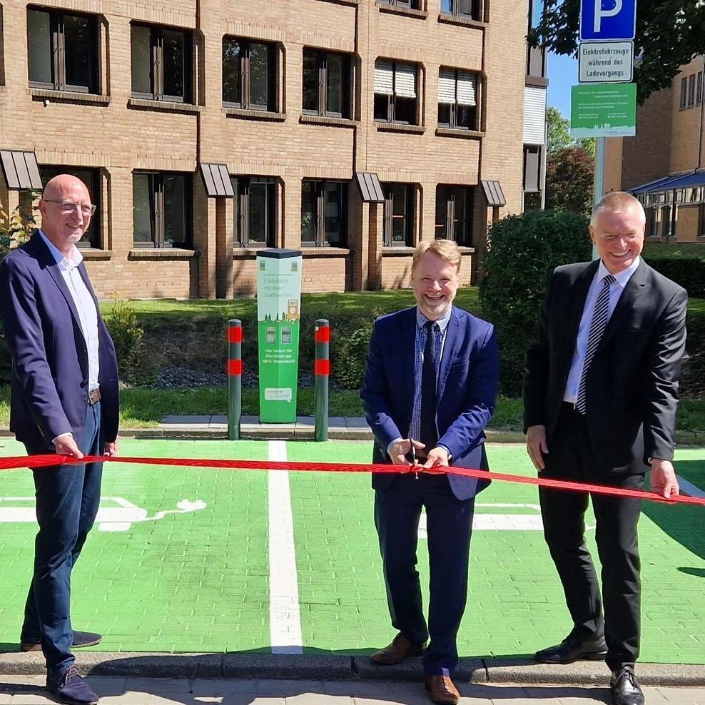 Von links: Thomas Hoppe, Stadtwerke Göttingen; Finanzminister Gerald Heere; Andreas Pohlmann, Leiter des Finanzsamts Göttingen