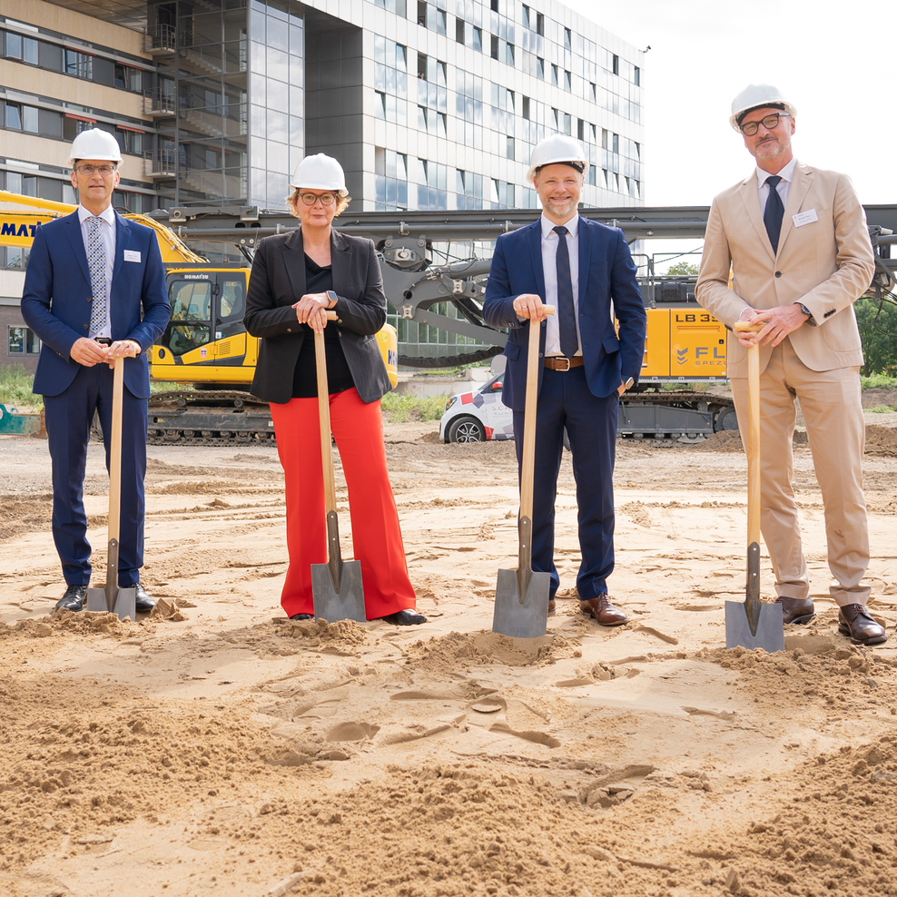 v.l.: Alexander Schaub, Leiter des Staatlichen Baumanagements Hannover, LKA-Präsident Friedo de Vries, Innenministerin Daniela Behrens, Finanzminister Gerald Heere und Michael Nusser, hauptverantwortlicher Architekt