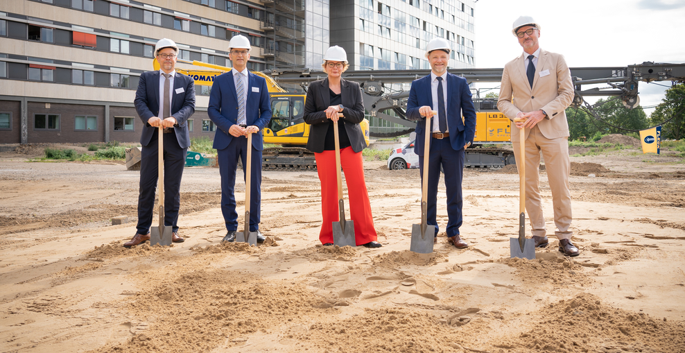 v.l.: Alexander Schaub, Leiter des Staatlichen Baumanagements Hannover, LKA-Präsident Friedo de Vries, Innenministerin Daniela Behrens, Finanzminister Gerald Heere und Michael Nusser, hauptverantwortlicher Architekt