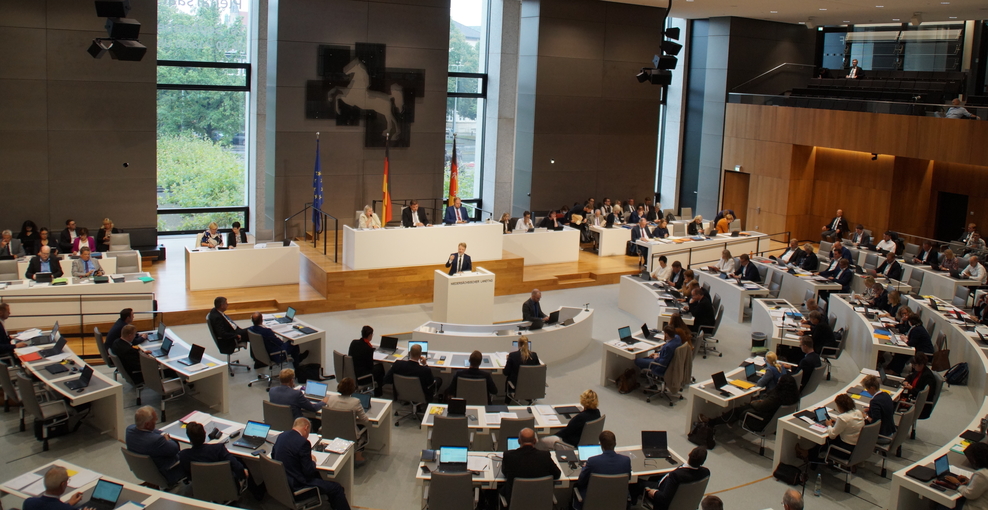Minister Heere am Rednerpult im Niedersächsischen Landtag