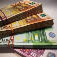 Bargeldschein in Bündeln aufgestappelt