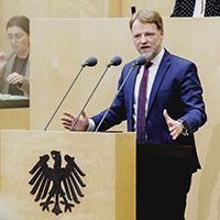Finanzminister Heere am Rednerpult des Bundesrates