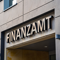 Die Aufschrift "Finanzamt" über einer Tür an einer Häuserwand
