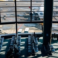 Wartebereich im Flughafen mit Fensterblick auf Flugzeuge im Außenbereich