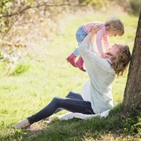 Mutter spielt mit Kind im Park