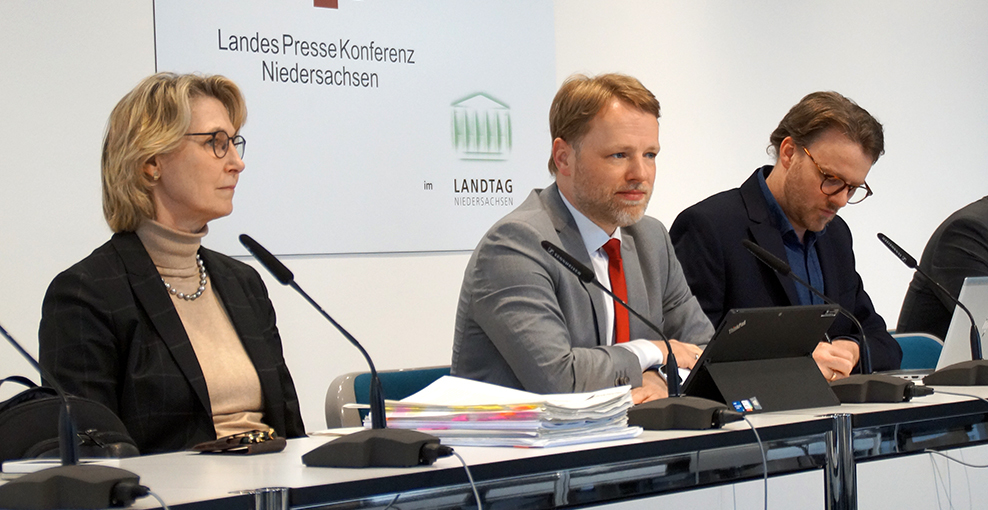 Minister Heere bei der Vorstellung des Haushaltsentwurfs in der Landespressekonferenz